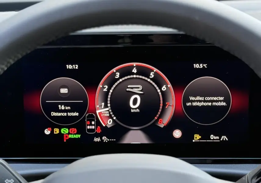 Vue rapprochée du tableau de bord numérique du Volkswagen T-Roc 2026, affichage R-Line avec compte-tours rouge.