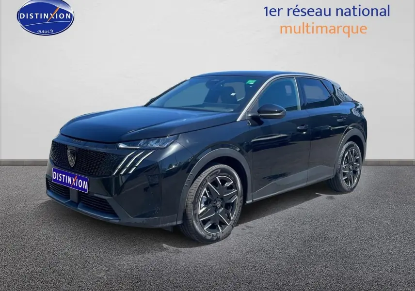 Peugeot 3008 noir en 3/4 avant droit, avec calandre distinctive et jantes alliage modernes.