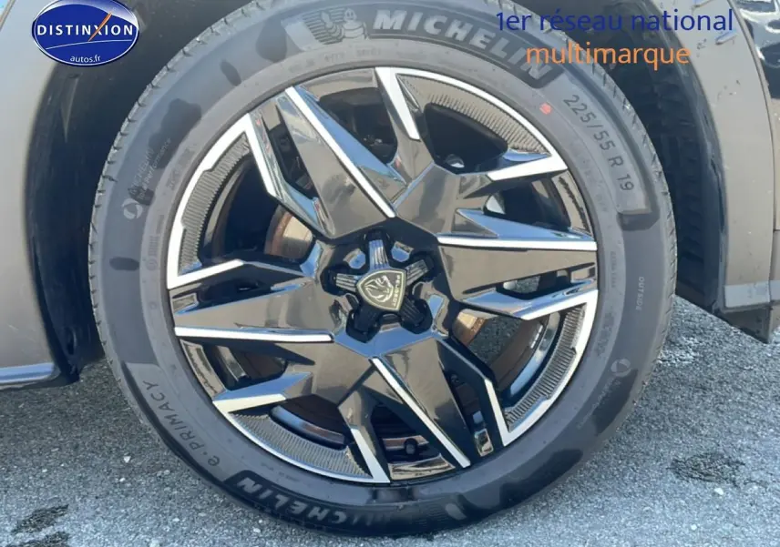 Gros plan sur la jante alu noire et argentée du côté avant droit d’un Peugeot 3008 noir 2025.