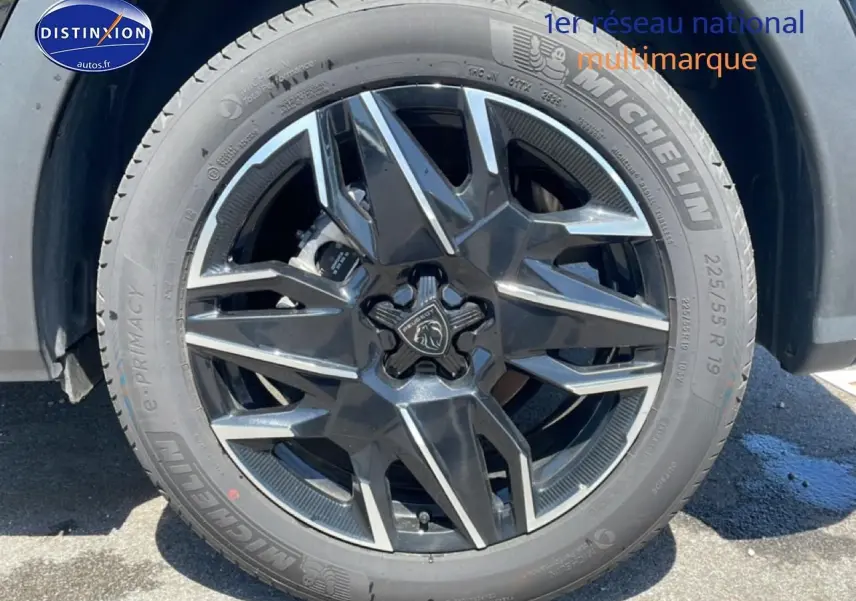 Gros plan sur la jante alu noire et argentée du côté gauche d’un Peugeot 3008 noir 2025.