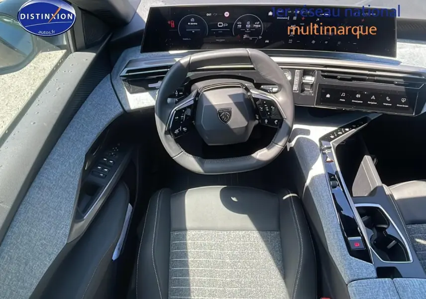 Vue intérieure du poste de conduite du Peugeot 3008 2025, volant cuir multifonction et tableau de bord numérique large.