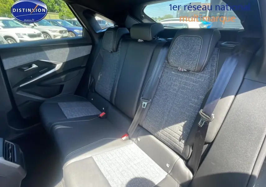 Vue intérieure côté droit des sièges arrière en tissu et cuir du Peugeot 3008 noir 2025 avec ceintures de sécurité visibles.