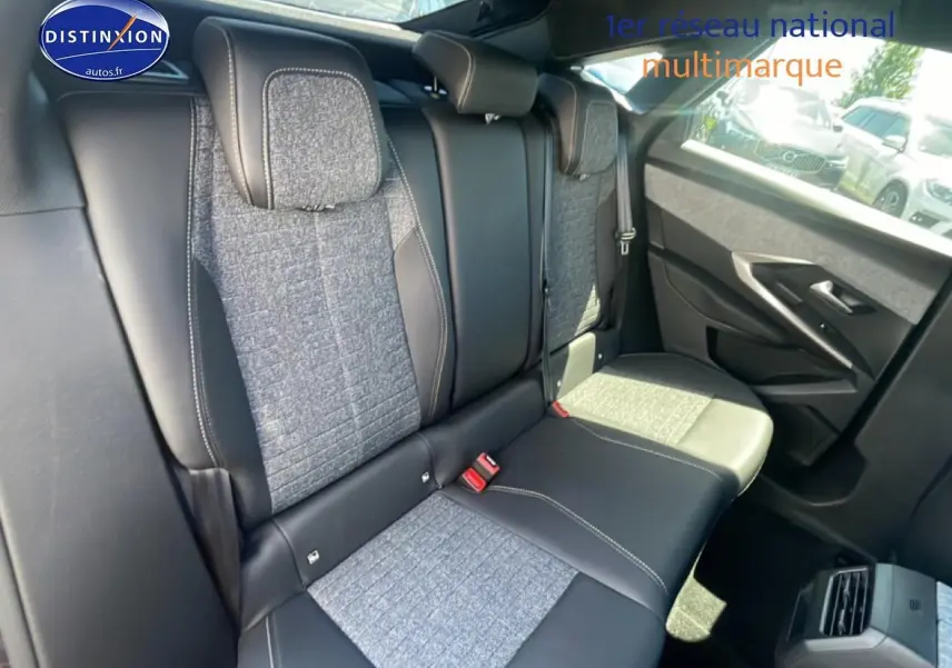 Vue intérieure arrière côté droit du Peugeot 3008 2025 noir, montrant la banquette mixte tissu et cuir avec appuis-tête.