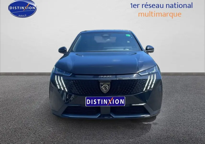 Vue avant du Peugeot 3008 noir 2025 avec phares LED et calandre au lion distinctive.