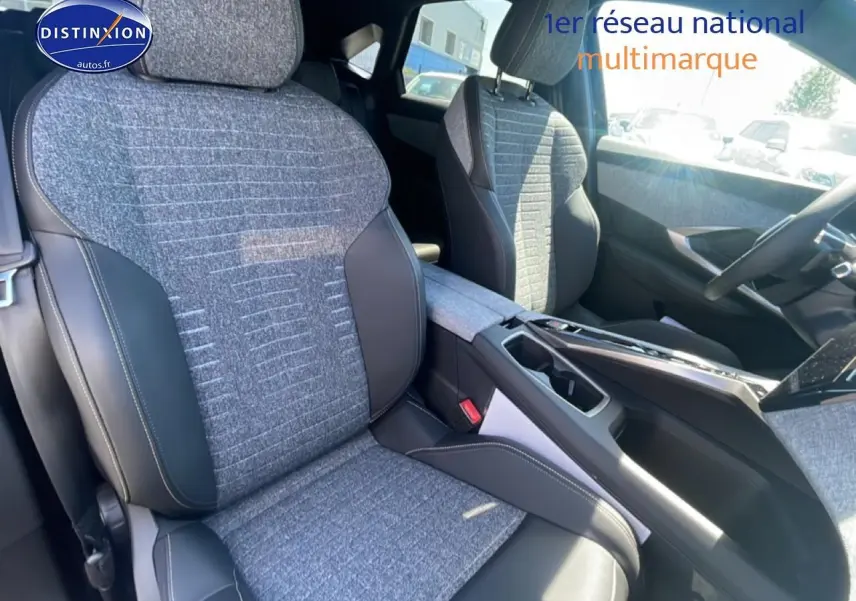 Vue intérieure côté gauche montrant les sièges tissu et cuir gris du Peugeot 3008 1.2 hybrid 2025 noir.