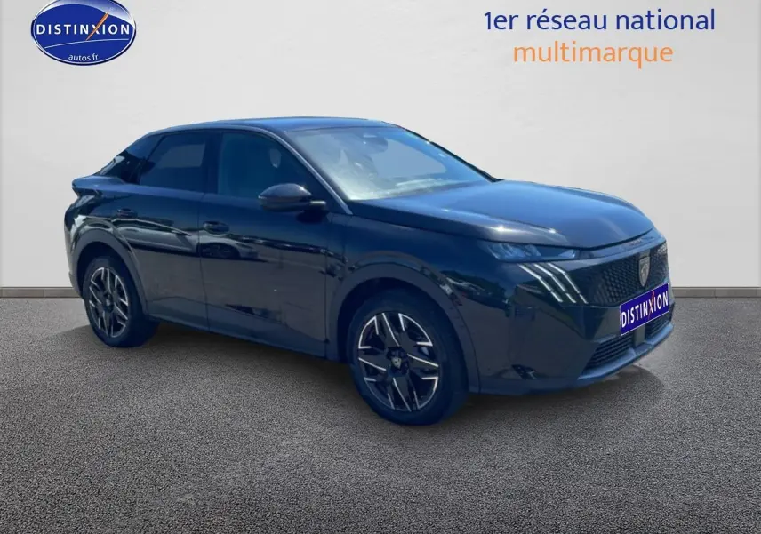Peugeot 3008 noir vue 3/4 avant droit, jantes alu et calandre distinctive au lion Peugeot.