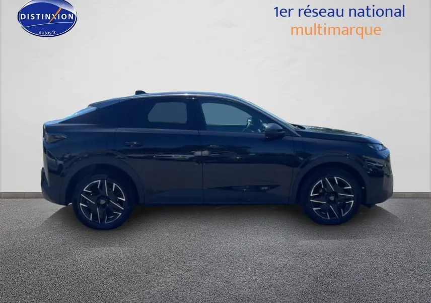 Vue latérale droite d'un Peugeot 3008 noir 2025 avec jantes alliage et lignes épurées.