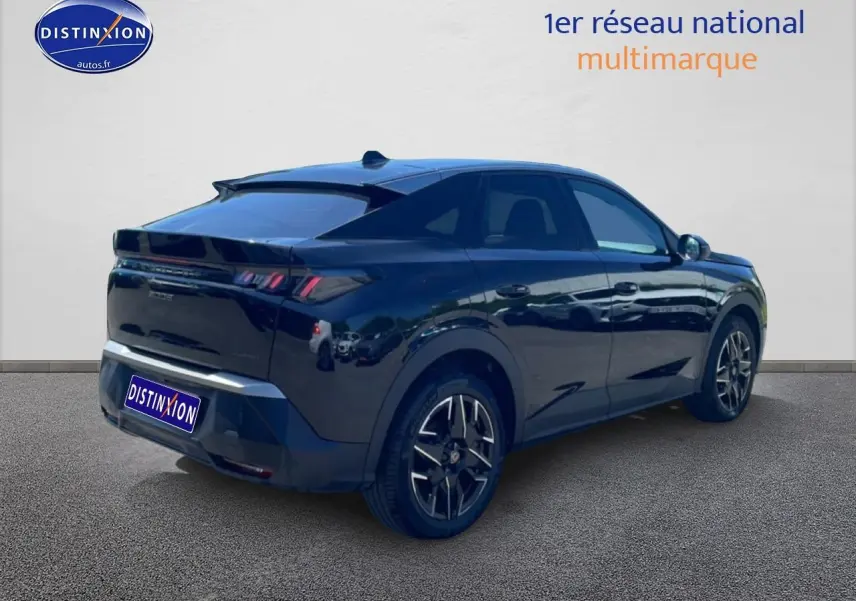 Vue 3/4 arrière droite d’un Peugeot 3008 noir 2025 avec jantes alu et becquet arrière distinctif.