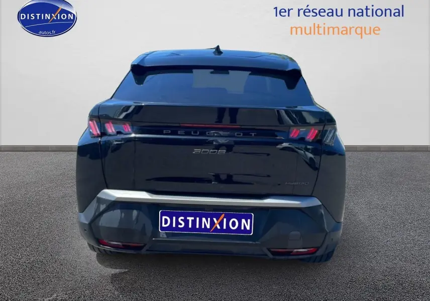 Vue arrière d’un Peugeot 3008 noir 2025 avec feux arrière LED et becquet arrière visible.