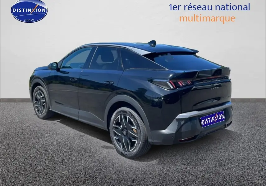 Vue 3/4 arrière droite d’un Peugeot 3008 noir 2025 avec jantes alu et becquet arrière distinctif.