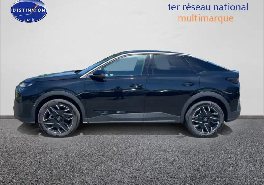 Profil côté gauche d’un Peugeot 3008 noir 2025 avec jantes alliage et lignes modernes distinctives.