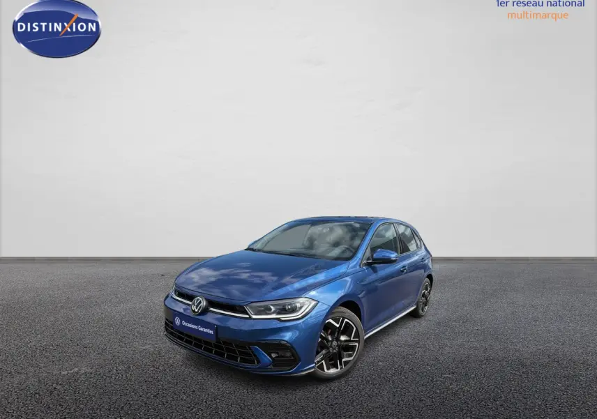 Volkswagen Polo 2025 bleu métallisé vue 3/4 avant droit avec jantes alliage et toit noir