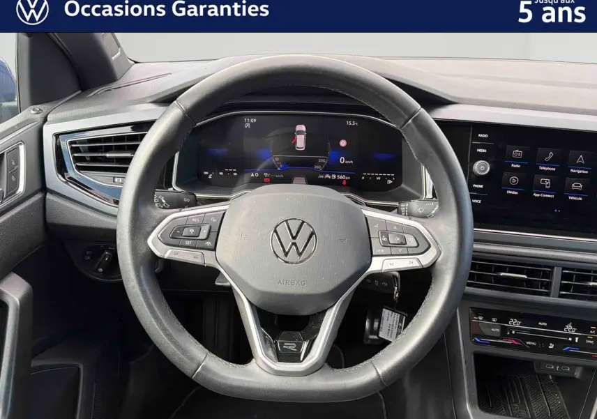 Vue intérieure centrée sur le volant cuir noir et le tableau de bord digital de la Volkswagen Polo 2025.