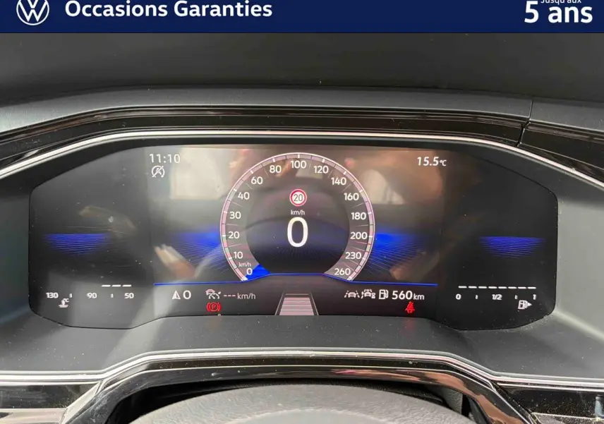 Vue rapprochée du combiné d'instruments digital de la Volkswagen Polo 2025 affichant la vitesse à 0 km/h et la température extérieure à 15,5°C.