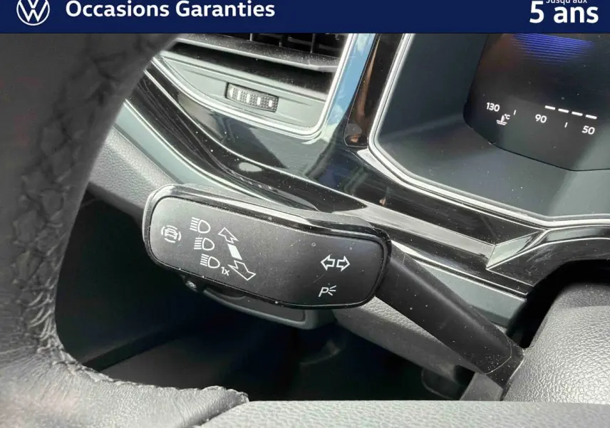 Gros plan sur la commande de clignotants à gauche du volant dans l’habitacle d’une Volkswagen Polo 2025.