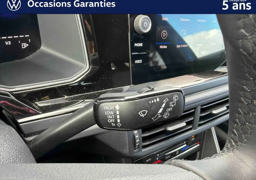 Gros plan sur la commande d’essuie-glace côté gauche du tableau de bord de la Volkswagen Polo bleue 2025.