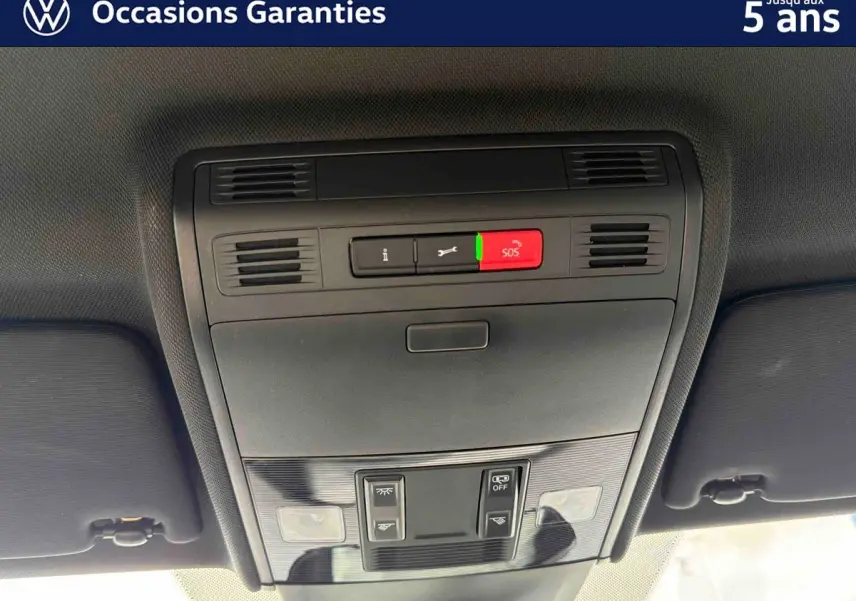 Vue intérieure du plafonnier avec commandes d’éclairage et bouton SOS d’une Volkswagen Polo 2025 bleu métallisé.