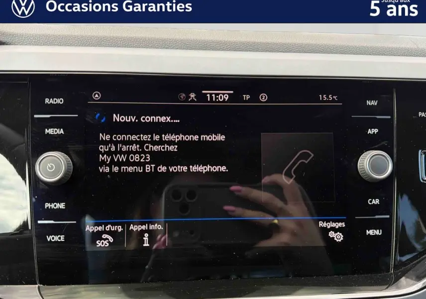 Écran tactile central de la Volkswagen Polo 2025 affichant la connexion Bluetooth, vue intérieure frontale.