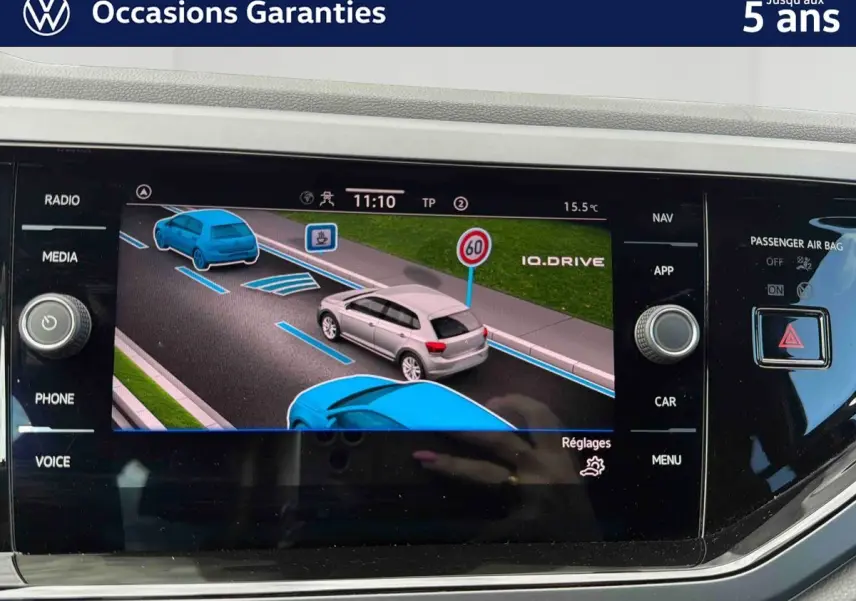 Écran tactile intérieur montrant l'aide à la conduite avec représentation graphique de véhicules et panneau de limitation à 60 km/h.