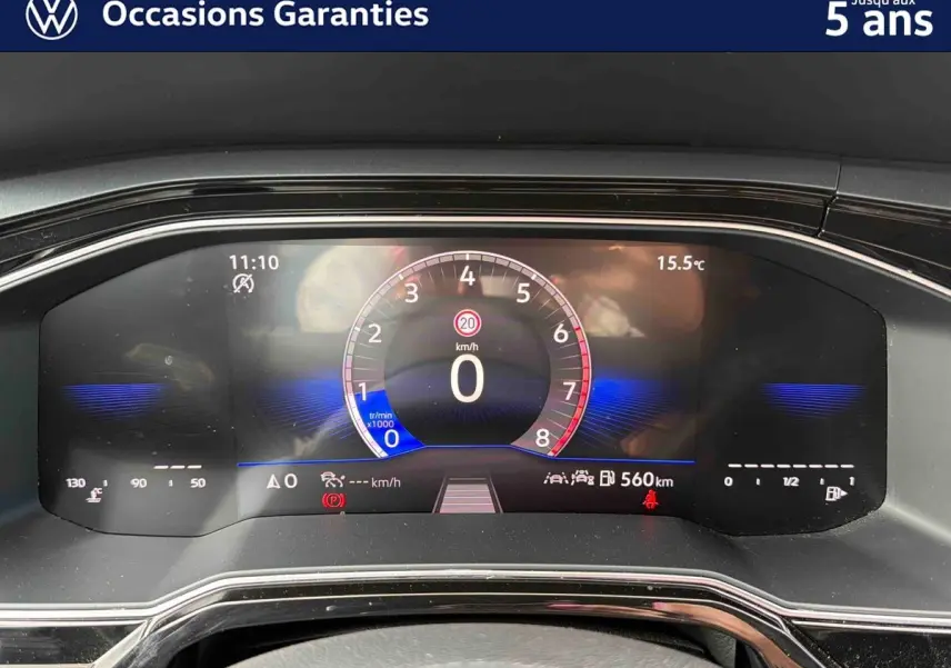 Vue rapprochée du combiné d'instruments digital 8 pouces de la Volkswagen Polo 2025 avec affichage tachymètre et informations de conduite.