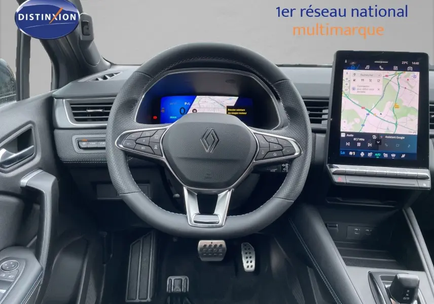 Vue intérieure centrée sur le volant Renault Symbioz gris cassiopée, avec tableau de bord numérique et écran tactile vertical.