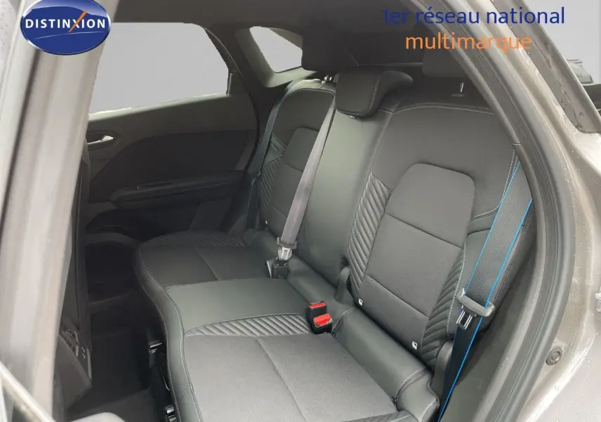 Vue intérieure côté droit sur la banquette arrière noire avec surpiqûres bleues du Renault Symbioz gris cassiopée métal.
