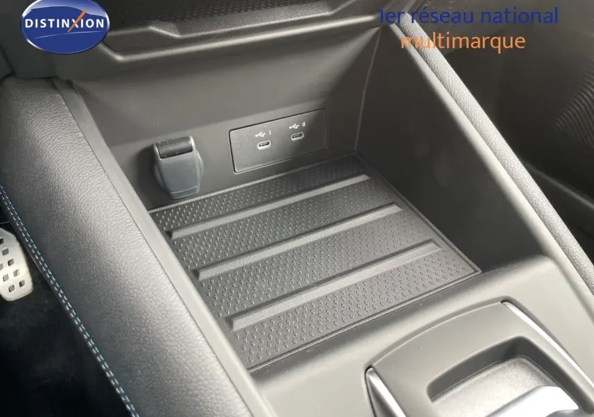 Gros plan sur la console centrale intérieure du Renault Symbioz 2026, avec prises USB et surface antidérapante noire.