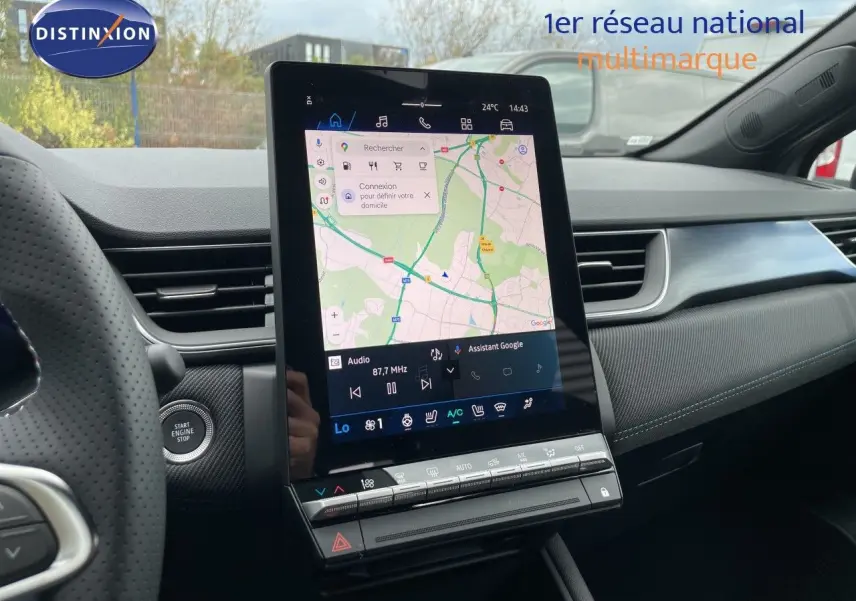 Vue intérieure du tableau de bord de la Renault Symbioz gris cassiopée, avec écran tactile central affichant la navigation.