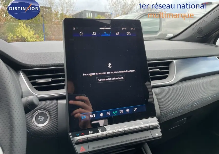 Vue intérieure du tableau de bord côté droit du Renault Symbioz gris cassiopée, avec écran tactile central vertical allumé.