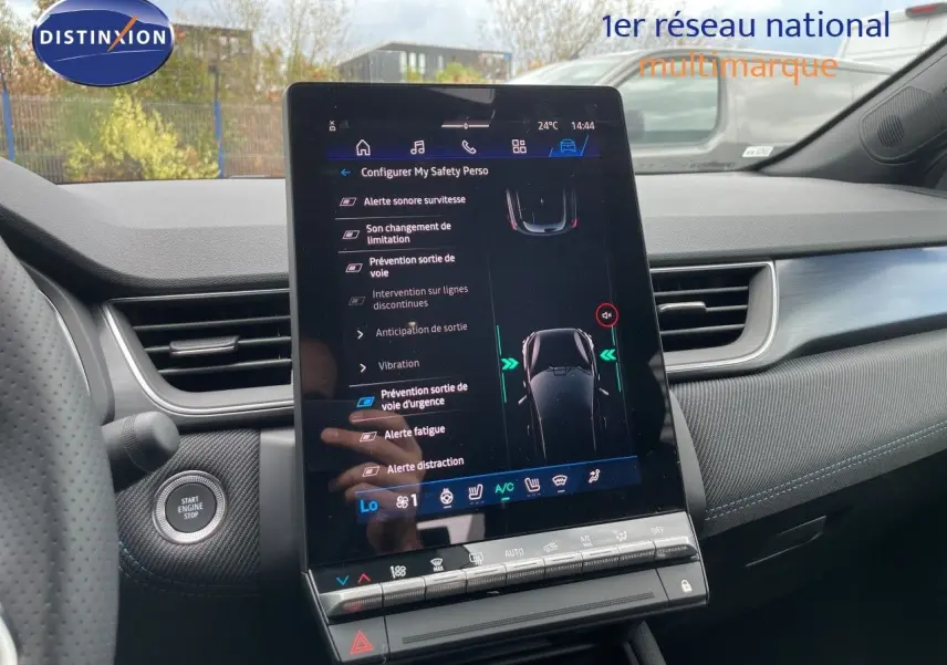 Vue intérieure centrée sur l'écran tactile vertical du tableau de bord gris cassiopée métal de la Renault Symbioz 2026.