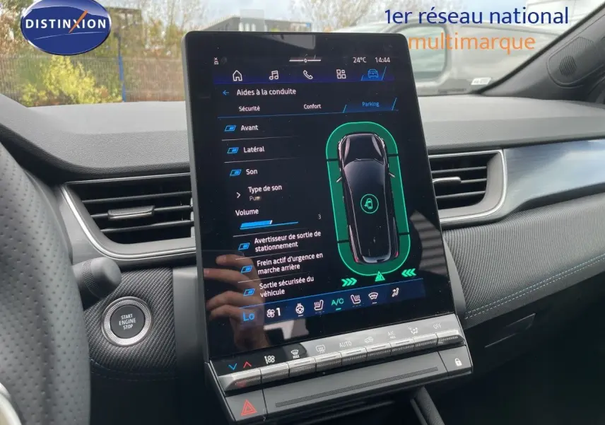Vue rapprochée de l’écran tactile central du tableau de bord d’une Renault Symbioz gris cassiopée métal, affichant les aides à la conduite.