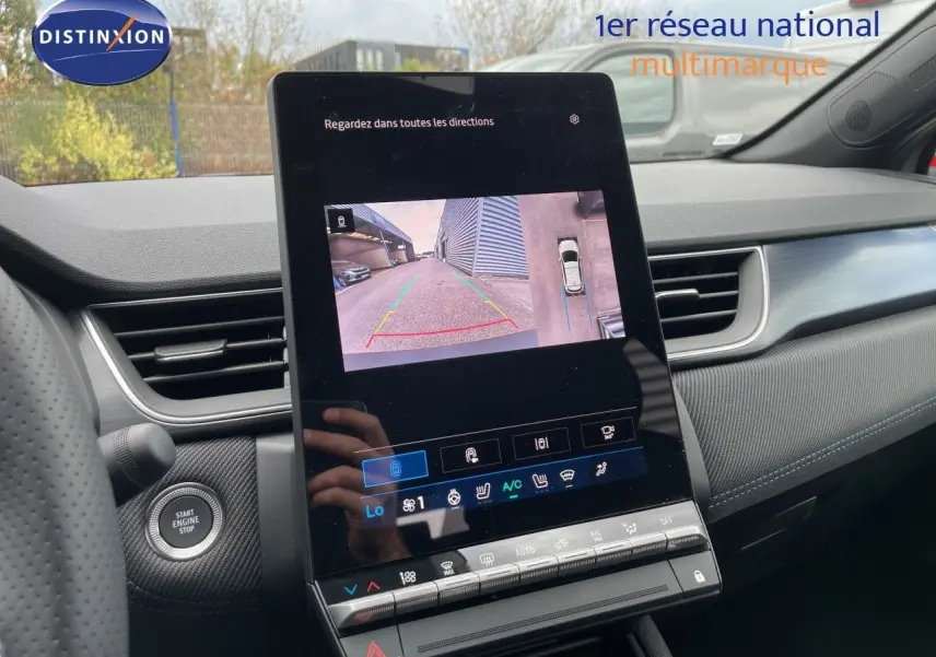 Vue intérieure centrée sur l'écran tactile du tableau de bord du Renault Symbioz gris cassiopée, affichant la caméra de recul.