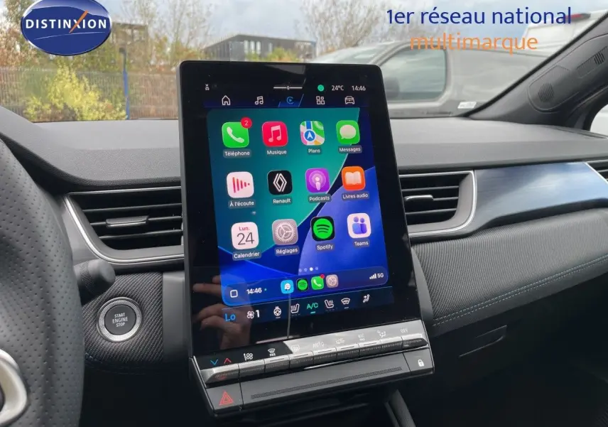 Vue intérieure centrée sur l’écran tactile vertical du tableau de bord du Renault Symbioz gris cassiopée.