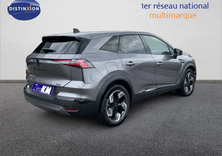 Vue 3/4 arrière droite d'un Renault Symbioz gris Cassiopée métallisé avec jantes modernes et feux arrière LED.