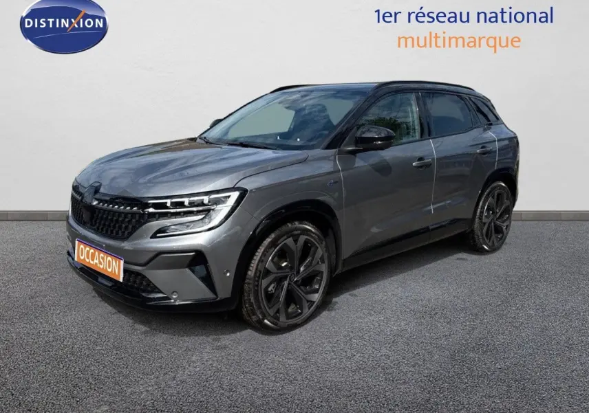 Renault Austral 2024 gris schiste métal avec toit noir, vue 3/4 avant mettant en valeur ses jantes noires et son design moderne.