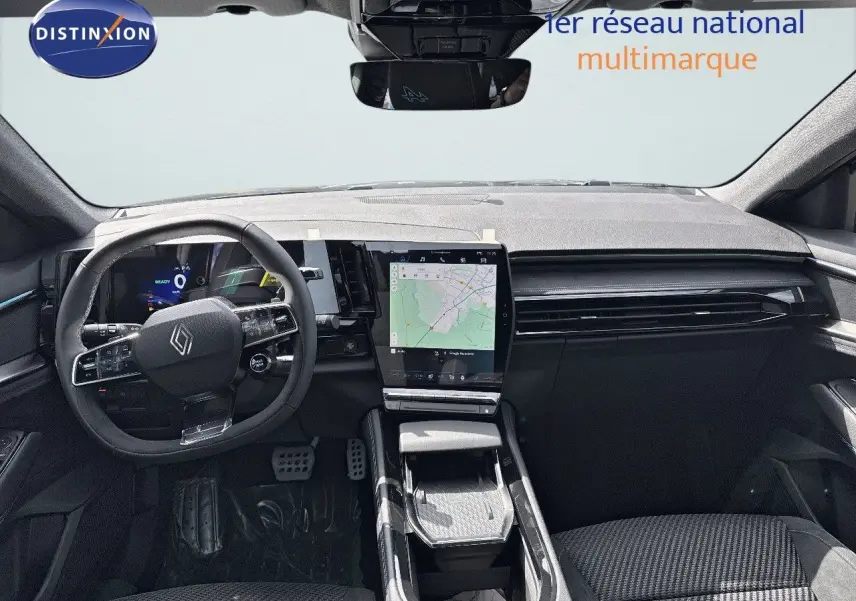 Vue intérieure avant du Renault Austral 2024, tableau de bord moderne avec écran tactile central et volant multifonction noir.