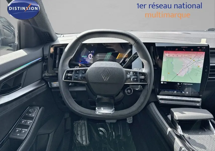 Vue intérieure centrée sur le volant du Renault Austral gris schiste, avec écran tactile et tableau de bord numérique.