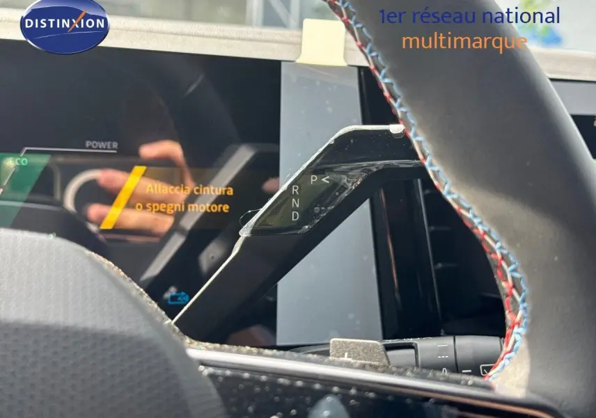 Vue intérieure rapprochée du levier de vitesses automatique sur le tableau de bord d’un Renault Austral gris schiste.