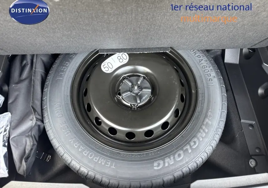 Roue de secours noire en gros plan dans le coffre d’un Renault Austral 2024 gris schiste métal.