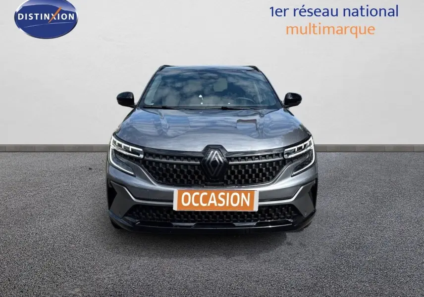 Vue de face du Renault Austral 2024 gris schiste métal avec toit noir, calandre noire et phares LED distinctifs.