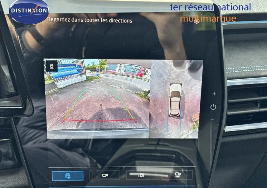 Écran tactile intérieur montrant la caméra de recul et vue à 360° du Renault Austral gris schiste avec toit noir.