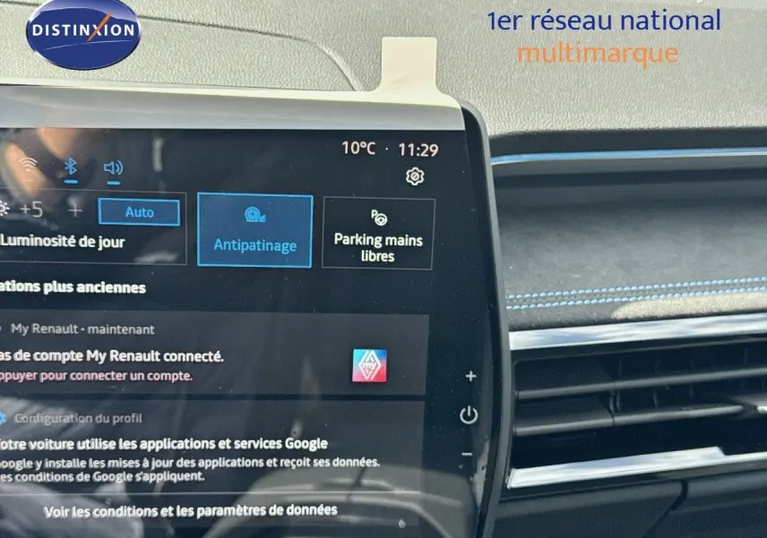 Vue intérieure du tableau de bord du Renault Austral 2024, écran tactile affichant les options d'antipatinage et parking mains libres.