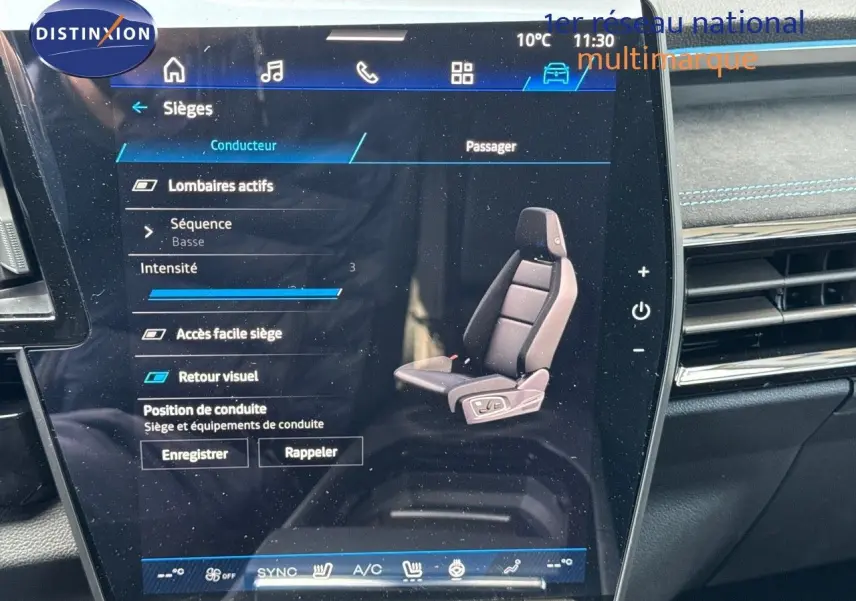 Écran tactile intérieur du Renault Austral 2024 montrant les réglages du siège conducteur, avec tableau de bord noir et surpiqûres bleues.