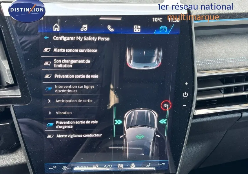 Écran tactile intérieur du Renault Austral 2024 montrant les options d'assistance à la conduite, ambiance moderne et épurée.