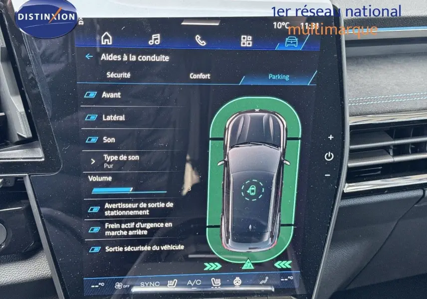 Écran tactile intérieur du Renault Austral 2024 affichant les aides à la conduite, avec tableau de bord en cuir gris et surpiqûres bleues.