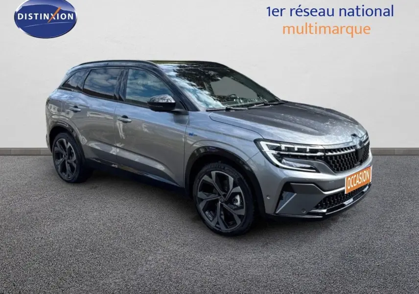 Vue 3/4 avant droit du Renault Austral 2024 gris schiste métal avec toit noir et jantes noires distinctives.