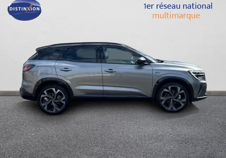Profil droit du Renault Austral 2024 gris schiste métal avec toit noir, roues alliage et lignes modernes distinctives.
