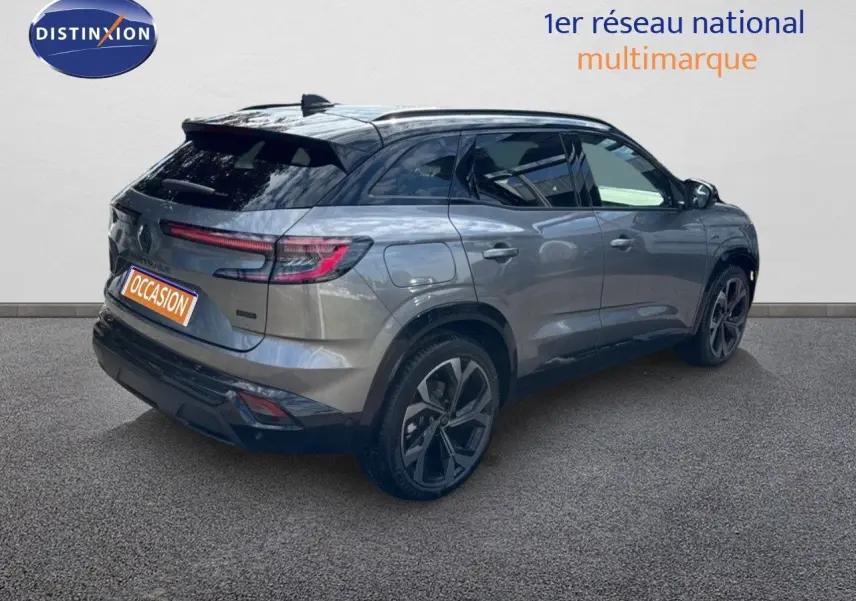 Vue 3/4 arrière droite du Renault Austral gris schiste métal avec toit noir et jantes distinctives.