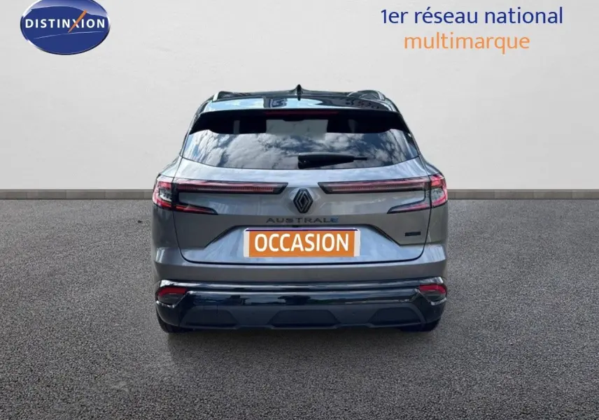 Vue arrière d'une Renault Austral gris schiste métal avec toit noir, feux LED étirés et plaque "Occasion" visible.