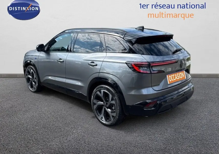 Vue 3/4 arrière droite d’un Renault Austral gris schiste métal avec toit noir et jantes alliage noires.